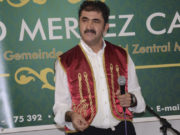 Yanık yanık okuyor