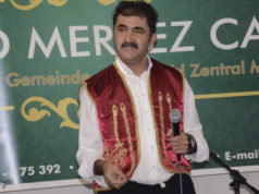 Yanık yanık okuyor