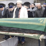 Fatih Gocmen annesinin cenaze namazini kildiriyor