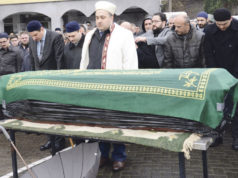 Annesinin cenaze namazını kıldırdı