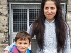 Detmold’da vahşet: 6 yaşındaki Ahmet ile annesi Hatice’ye kıydılar 24 yaşındaki Hatizdhe (Hatice) Bayryam ile 6 yaşındaki oğlu Ahmet okula başladığı ilk gün bu fotoğrafı çektirmişlerdi. Bu umut dolu bakışlar artık yok..
