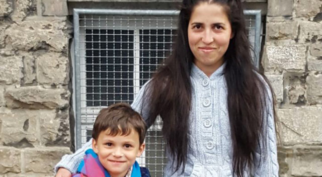 24 yaşındaki Hatizdhe (Hatice) Bayryam ile 6 yaşındaki oğlu Ahmet okula başladığı ilk gün bu fotoğrafı çektirmişlerdi. Bu umut dolu bakışlar artık yok..