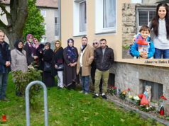 Almanya’nın Detmold şehrinde katledilen Hatice ve Ahmet için hüzün çiçekleri bırakıldı Sabah saatlerinde biraraya gelen Detmoldlu Türkiye kökenli vatandaşlar Hatice Bayram ve 6 yaşındaki oğlu Ahmet Bayram için ikamet ettikleri evin önüne hüzün çiçekleri bıraktılar.