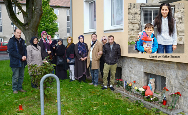 Sabah saatlerinde biraraya gelen Detmoldlu Türkiye kökenli vatandaşlar Hatice Bayram ve 6 yaşındaki oğlu Ahmet Bayram için ikamet ettikleri evin önüne hüzün çiçekleri bıraktılar.
