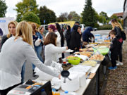 UETD Bielefeld’den kermesli Arakan bağış kampanyası Evinde; böreğini, sarmasını, kısırını, salatasını, tatlısını yaparak kermese katkı sağlayan hanımlar, servis bölümümde de aktiflerdi..