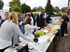 UETD Bielefeld’den kermesli Arakan bağış kampanyası Evinde; böreğini, sarmasını, kısırını, salatasını, tatlısını yaparak kermese katkı sağlayan hanımlar, servis bölümümde de aktiflerdi..