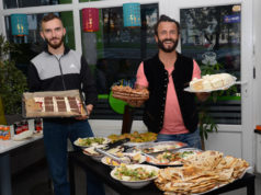 Hac dönüşü yaş günü kutladı