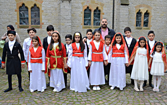 Erkekler soldan: Murat, Ahmet, Emin, Gökberk, Yusuf, Tugay, Malik, İsa. Kızlar soldan sağa: Nazlı, Cansu, Büşra, Yaren, Zehra, Seren, Yaren