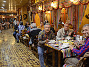 TGF genel başkanı Yılmaz Karaca, „Bişkek’de FETÖ kumpası ile karşılaştık“ Heyette bulunan gazeteciler akşam yemeklerini yerken, fiyatın şişirileceğinden haberleri yoktu.