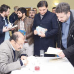 Alman Türk Yazarlar Birliği Başkanı Mahmut Aşkar Melle'de okurlarıyla buluşdu ve kitaplarını imzaladı.