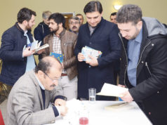 Mahmut Aşkar Bielefeld ve Melle’de kitaplarını imzaladı Alman Türk Yazarlar Birliği Başkanı Mahmut Aşkar Melle'de okurlarıyla buluşdu ve kitaplarını imzaladı.