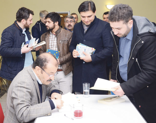 Alman Türk Yazarlar Birliği Başkanı Mahmut Aşkar Melle'de okurlarıyla buluşdu ve kitaplarını imzaladı.