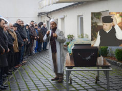 Kayserili Ali Baş dualarla uğurlandı Bielefeld Merkez Cami din görevlisi Sadi Koca, namazdan önce helallik aldı