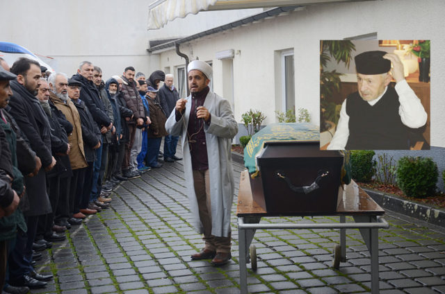 Bielefeld Merkez Cami din görevlisi Sadi Koca, namazdan önce helallik aldı