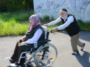 O neşesiz evi neydim… Temel Seyitoğlu 65 senedir birlikte olduğu eşi Hayriye hanımı gezdirliği bir güneşli gün.