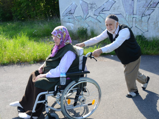 Temel Seyitoğlu 65 senedir birlikte olduğu eşi Hayriye hanımı gezdirliği bir güneşli gün.