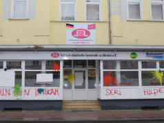 Minden Barbaros Cami camına ‚Afrin’ yazdılar, camlarını kırdılar Almanya'nın Minden şehrinde ve Kaiserstr. 9 numarada bulunan DİTİB'e bağlı Barbaros Cami