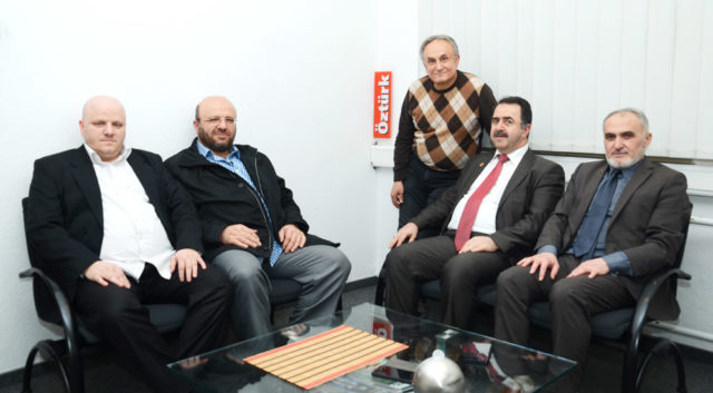 DSC_9630 Emre ve Önder Özdemir, Adnan Öztürk, Avrupa Saadet genel başkanı Abdussamet Temel ve Bielefeld Bölge başkanı Mahmut Engel.