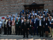 TÜRK DÜNYASI GAZETECİLERİ “SPORDA ŞİDDETE HAYIR” DEDİ Hançerli Medresesi Kültür Merkezi’nin önünde toplu fotoğraf.