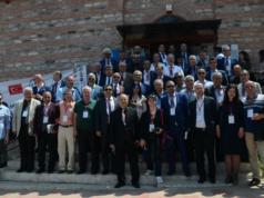 TÜRK DÜNYASI GAZETECİLERİ “SPORDA ŞİDDETE HAYIR” DEDİ Hançerli Medresesi Kültür Merkezi’nin önünde toplu fotoğraf.