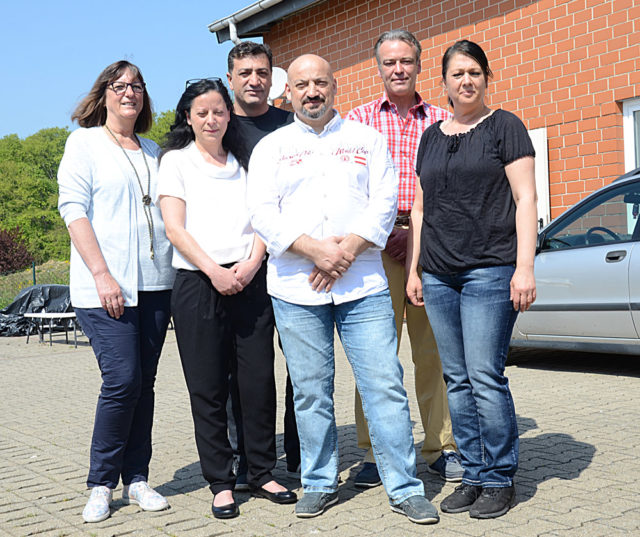 Renate-Salzsieder,-Ayse-Akbulut,-Huseyin-Solmaz,-Erol-Akbulut,-Markus-Korte-ve-Selma-Akin-(Azizoglu- Soldan sağa: Renate Salzsieder, Ayşe Akbulut, Hüseyin Solmaz, Erol Akbulut, Markus Korte ve Selma Akın.