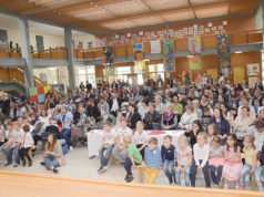 23 Nisan Çocuk Bayramı Schloß-Holte-Stukenbrock’da kutlandı Alman Türk, çok sayıda aile çocuklarını izlemeye geldiler.