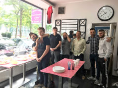 Berber Gürkan, bayram kahvaltısı verdi Açık Büfe önünde hatıra fotoğrafı (Gürkan Yoğutçu en solda)