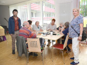 YAŞLI VE BAKIMA MUHTAÇLARA ÖZEL GÜN İrfan Değirmenci (Sol , ayakta) ve Canan Kaya (sağ, ayakta)