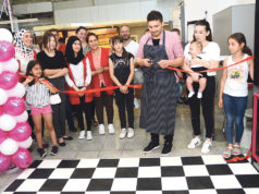 Dondurmanın katlamalısı Kaya Center’de Kaya Center işletme müdürü Hüseyin Kaya, açılış kurdelasını keserek hayırlı olmasını diledi.