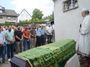 Milli Görüş Bielefeld’in kurucularından Bekir Gül vefat etti Bekir Gül’ün cenaze namazı Brackwede’deki Hicret Cami önünde Osman Aslantürk tarafından kıldırıldı.