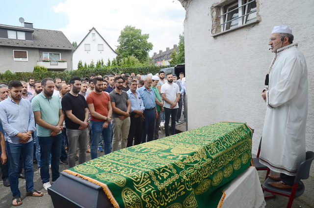 Bekir Gül’ün cenaze namazı Brackwede’deki Hicret Cami önünde Osman Aslantürk tarafından kıldırıldı.