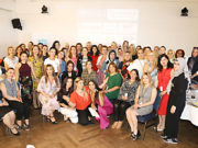 Kadınlar için yapılan toplantıya kadınlar akın etti Yoğun katılım oldu.