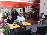 Murat Göç Bielefeld şehir merkezindeki pizzacıyı devraldı Murat Göç (ayakdaki) , ekibiyle en leziz çeşitleri sunuyor.