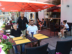 Murat Göç Bielefeld şehir merkezindeki pizzacıyı devraldı Murat Göç (ayakdaki) , ekibiyle en leziz çeşitleri sunuyor.