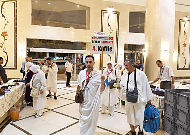 Ditib hacıları böyle karşılandı.