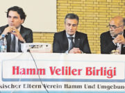 Türkçe; İngilizce gibi statü kazanmalı Soldan sağa: Dr. Ahmet Ünalan, T. C. Essen Başkonsolosluğu Eğitim Ataşesi Doç.Dr. Mehmet Fikret Arargüç, Veli Dernekleri Federasyonu Başkanı Dr. Ali Sak.