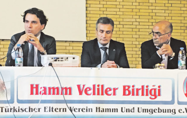 Soldan sağa: Dr. Ahmet Ünalan, T. C. Essen Başkonsolosluğu Eğitim Ataşesi Doç.Dr. Mehmet Fikret Arargüç, Veli Dernekleri Federasyonu Başkanı Dr. Ali Sak.