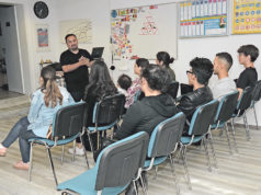 Ural Fahrschule’de haftada 4 gün ders yapılıyor Ural Şoför sahibi Erhan Ural, (en öndeki) "haftanın 4 günü ders yapılıyor" dedi.