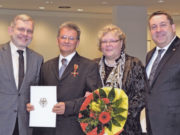 İsmail Aytekin’e liyakat nişanı Lemgo Belediye Başkanı Dr. Reiner Austermann, İsmail Aytekin, Christen Aytekin ve Lippe Kaymakamı Dr. Axel Lehmann.