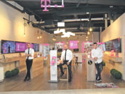 Tüketicinin her zaman yanındayız Soldan sağa: Serdar Kocayel, Yavuz ve Oğuz Özdemir ile Loom’da müşterileri karşılıyor.