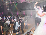 Oyun pisti doldu, “Gelin Damat Masası” boş kaldı Olcay ile Kerem, piste eğlenenlere sahneden dahil oldular.