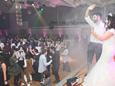 Oyun pisti doldu, “Gelin Damat Masası” boş kaldı Olcay ile Kerem, piste eğlenenlere sahneden dahil oldular.