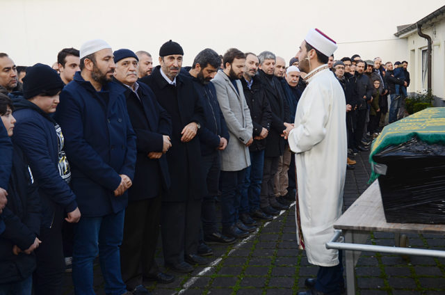 Baba Hürrem Köklüce, oğlunun cenazesine bakıp bakıp ağladı.