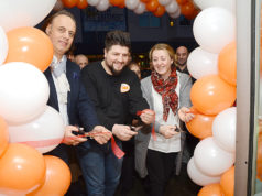 Wiva Market açıldı, siftahı Necat Dertlioğlu yaptı Metin Turali, Bilal Mert ve Neziha Turali açılış kurdelasını kestiler.