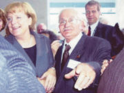 Atilla Kence açıkladı: buluşma noktası BAHNHOF Atilla Kence, 2007 yılında Almanya başbakanı Angela Merkel’in (solda) davetlisi olarak Berlin’e gitmiş, yaptığı sosyal çalışmalardan dolayı ödüllendirilmişti.