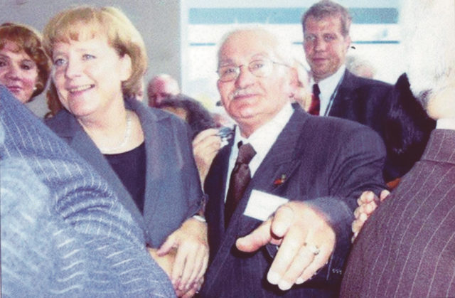 Atilla Kence, 2007 yılında Almanya başbakanı Angela Merkel’in (solda) davetlisi olarak Berlin’e gitmiş, yaptığı sosyal çalışmalardan dolayı ödüllendirilmişti.