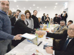 Ayaz Erdem’in imza gününe yoğun ilgi Ayaz Erdem 60 yıllık eşi Mahizer’e kitabını imzalayarak hediye etti (tokalaşanlar). Fotoğrafta sol başta Ogün Erdem ve eşi Nuran Erdem (soldan sağ üçüncü sırada).