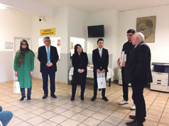 Başarılı öğrenciler başkonsolos tarafından ödüllendirildi Ödül töreninden bir görüntü.