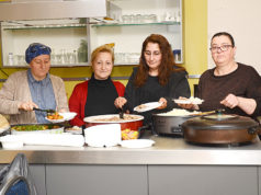 Bad Bentheim DİTİB Cami’de iftar yemeği verildi İftar yemeklerini hanımlar hazırladı, hanımlar servis yaptı.