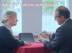 Diş teknisyen ustası Çokkorkmaz, „Her diş diş değildir!“ Berkant Çokkorkmaz (sağ) bilgi veriyor.